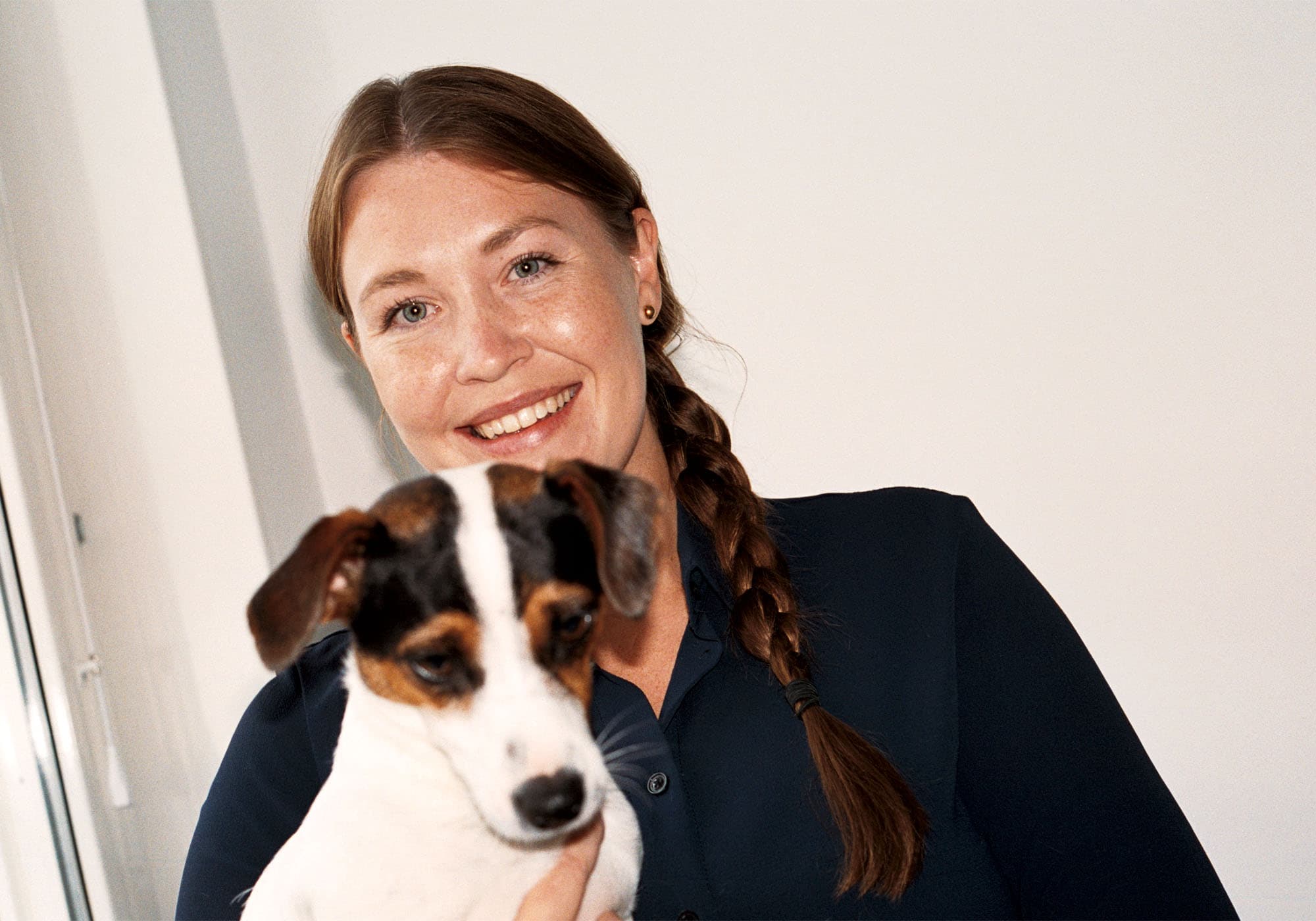 Fia Ramström håller i en hund